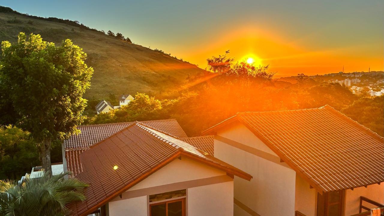 Entardecer sobre os telhados das casas entregues do Bosque Alpino