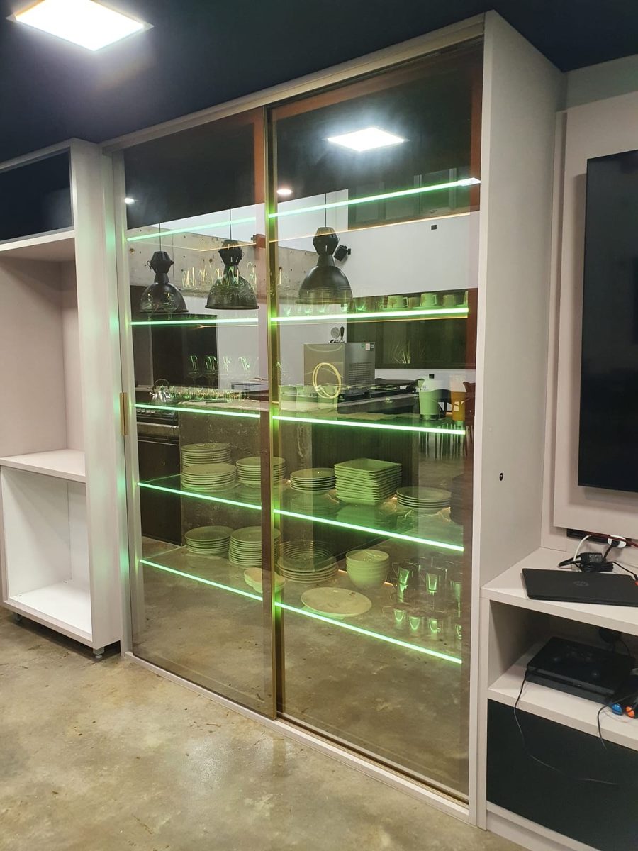 Cristaleira de vidro com prateleiras iluminadas por LED
