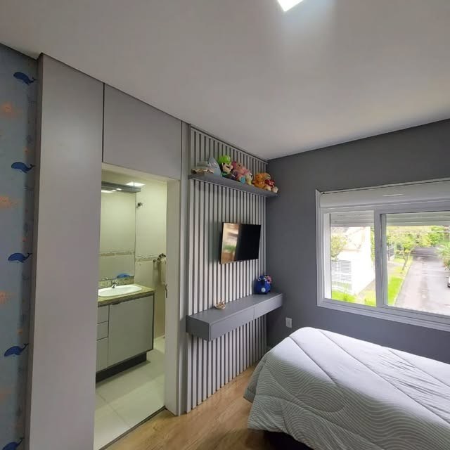 Dormitório infantil com painel ripado, bancada suspensa e armário até o teto
