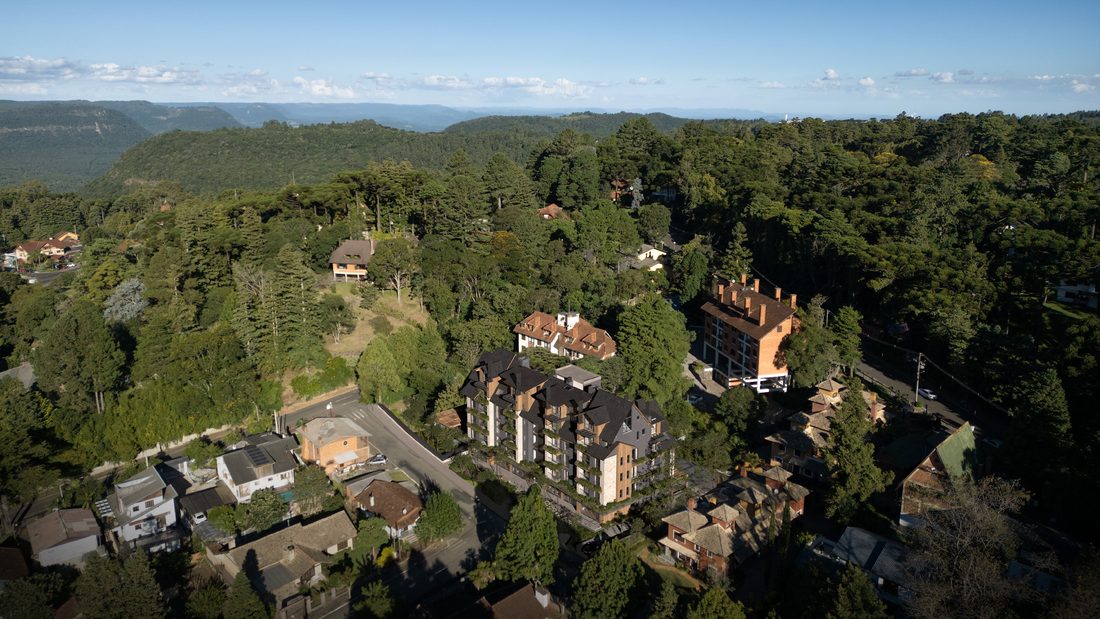Vista aérea do bairro Planalto, em Gramado, com o Ressência entre as árvores