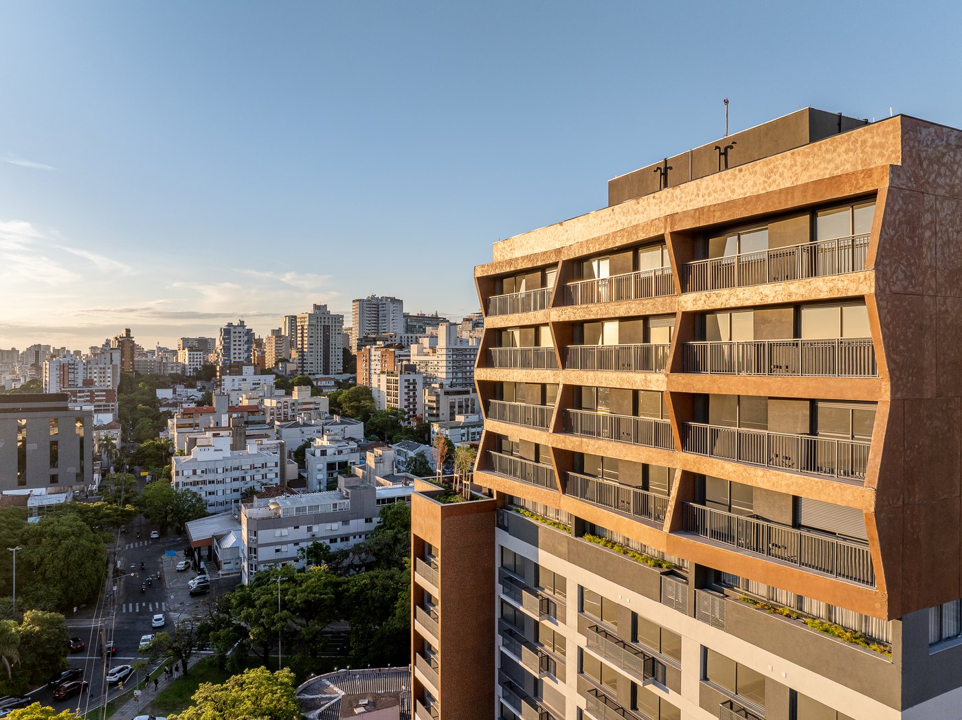 Fachada do Skyline Parque Moinhos vista da rua, com o bairro em volta