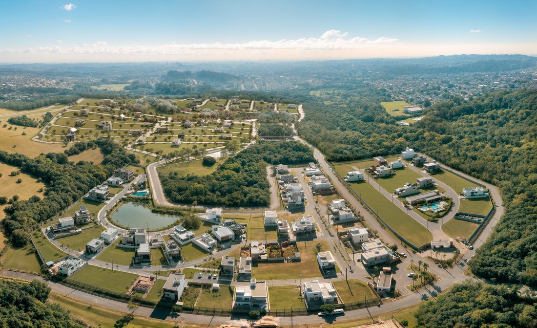 Vista aérea das etapas já entregues do Verdes Campos, com casas construídas e lago